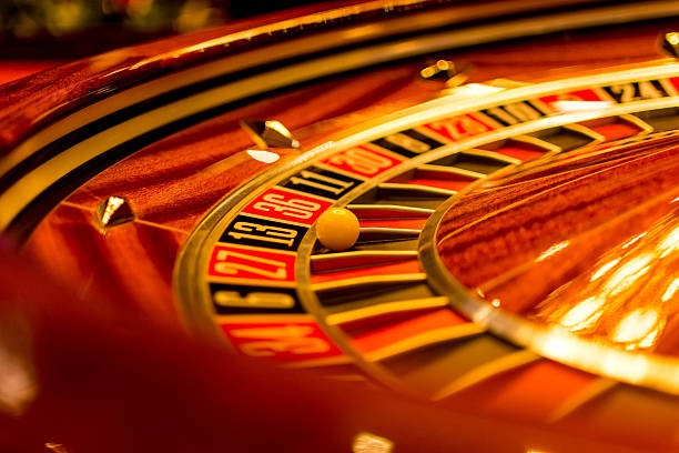 Free spin feature with money respin symbols